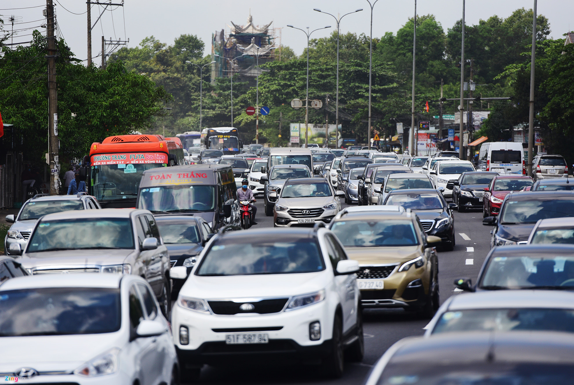 Người dân đổ xô đi Vũng Tàu tắm biển đầu năm, quốc lộ kẹt cứng