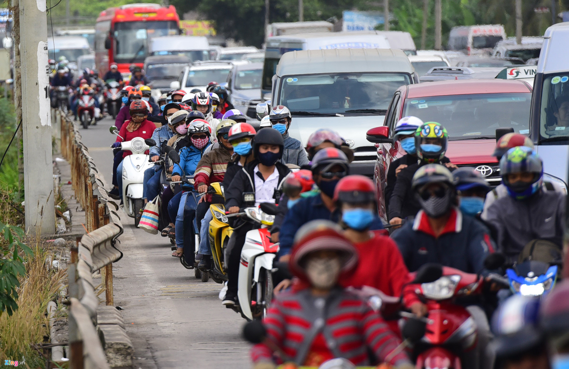 Người dân đổ xô đi Vũng Tàu tắm biển đầu năm, quốc lộ kẹt cứng