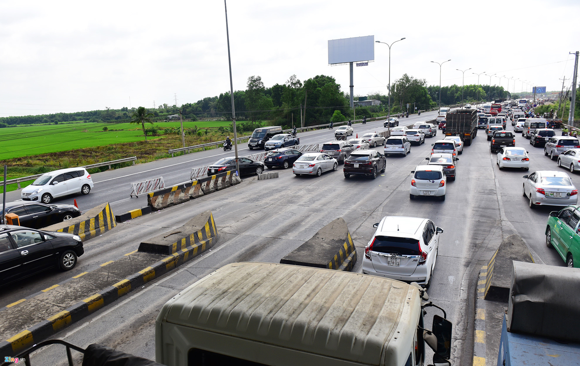 Người dân đổ xô đi Vũng Tàu tắm biển đầu năm, quốc lộ kẹt cứng