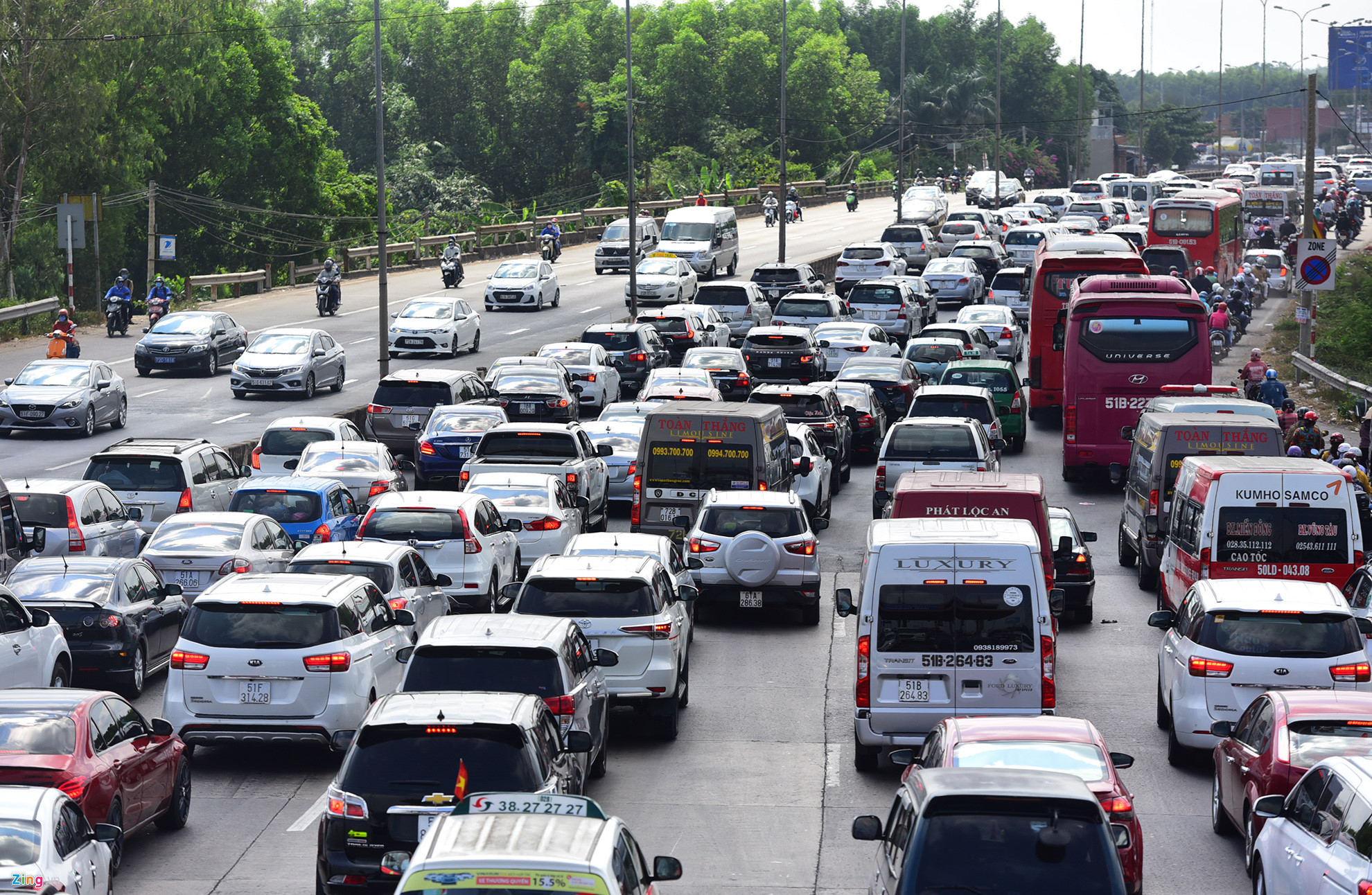 Người dân đổ xô đi Vũng Tàu tắm biển đầu năm, quốc lộ kẹt cứng