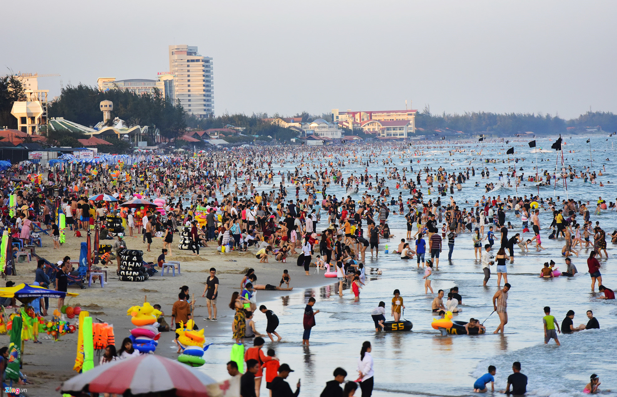 Người dân đổ xô đi Vũng Tàu tắm biển đầu năm, quốc lộ kẹt cứng