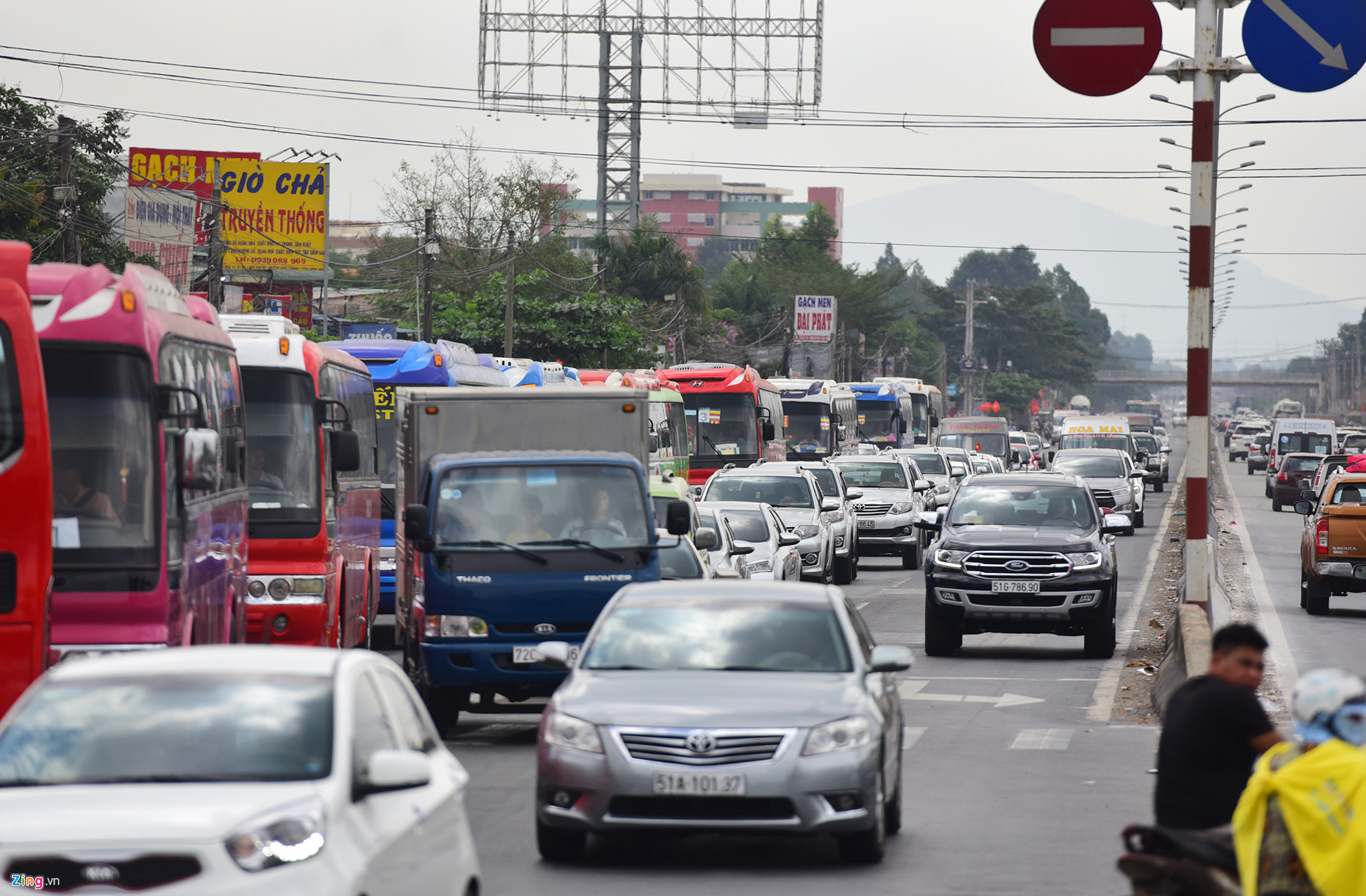 Người dân đổ xô đi Vũng Tàu tắm biển đầu năm, quốc lộ kẹt cứng