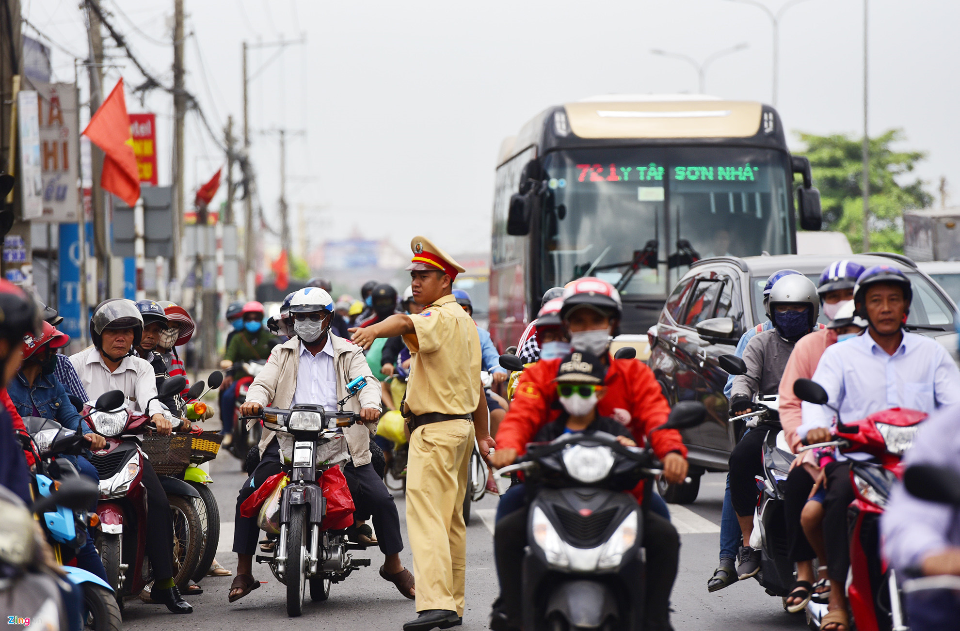 Người dân đổ xô đi Vũng Tàu tắm biển đầu năm, quốc lộ kẹt cứng