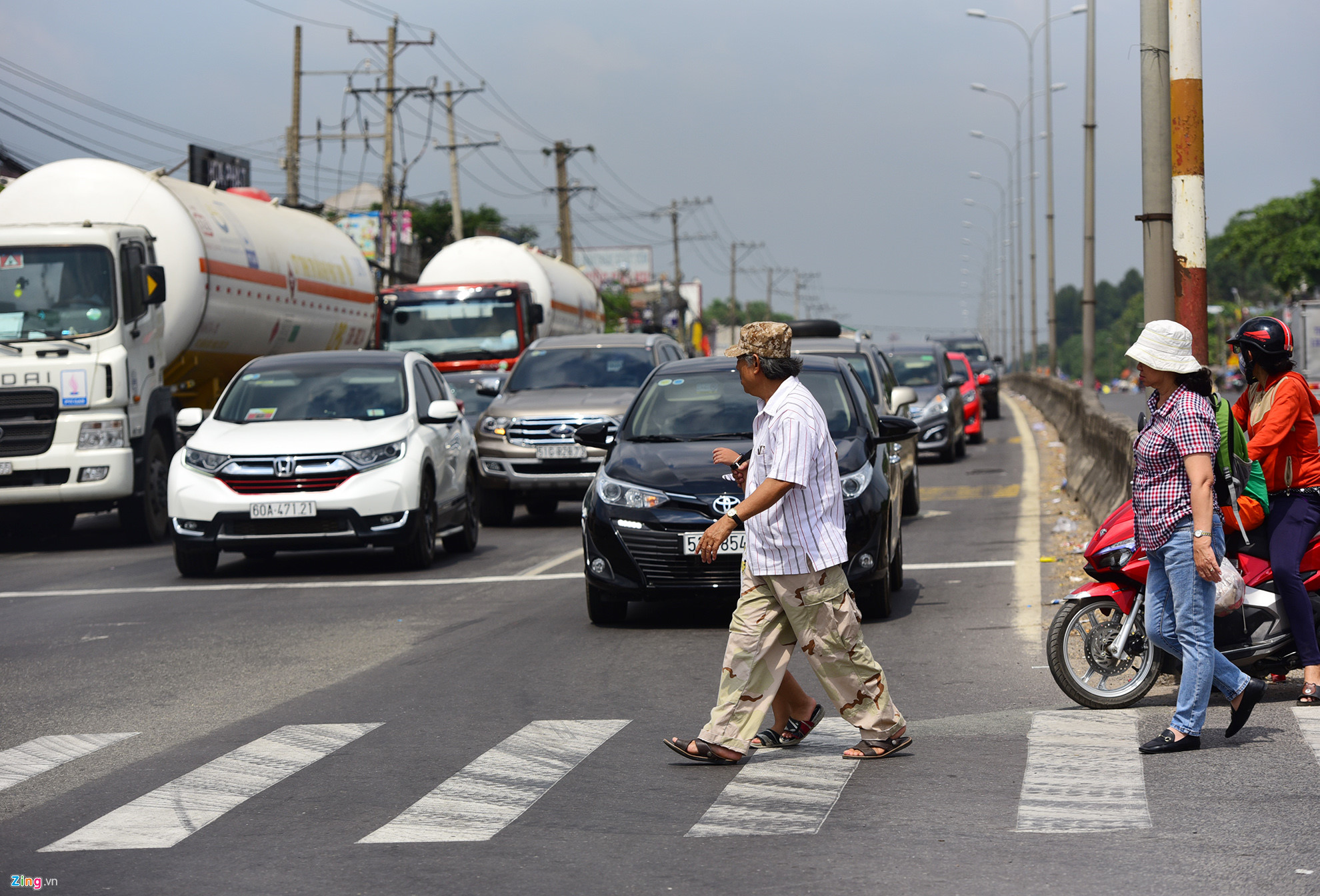 Người dân đổ xô đi Vũng Tàu tắm biển đầu năm, quốc lộ kẹt cứng