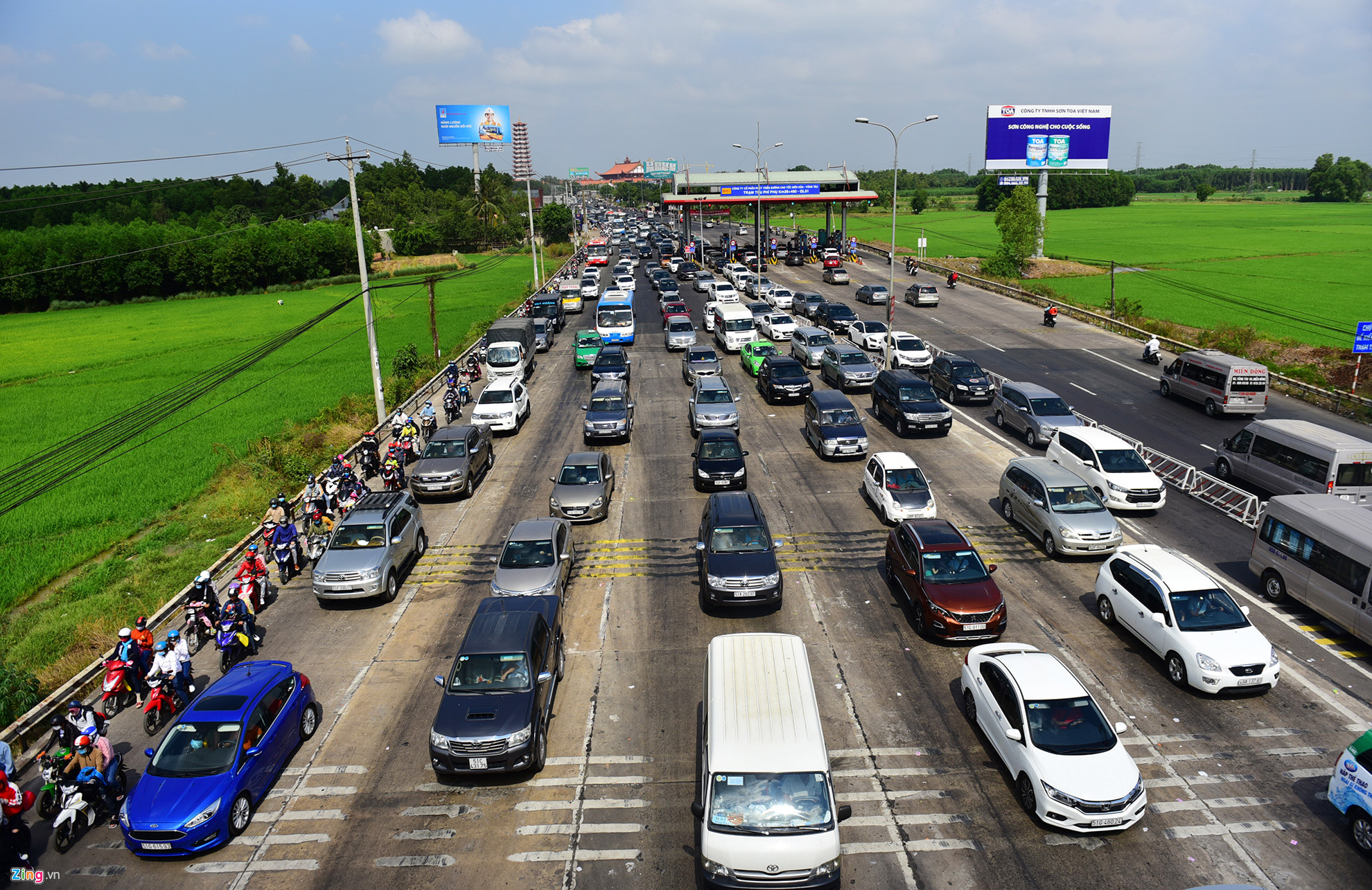 Người dân đổ xô đi Vũng Tàu tắm biển đầu năm, quốc lộ kẹt cứng