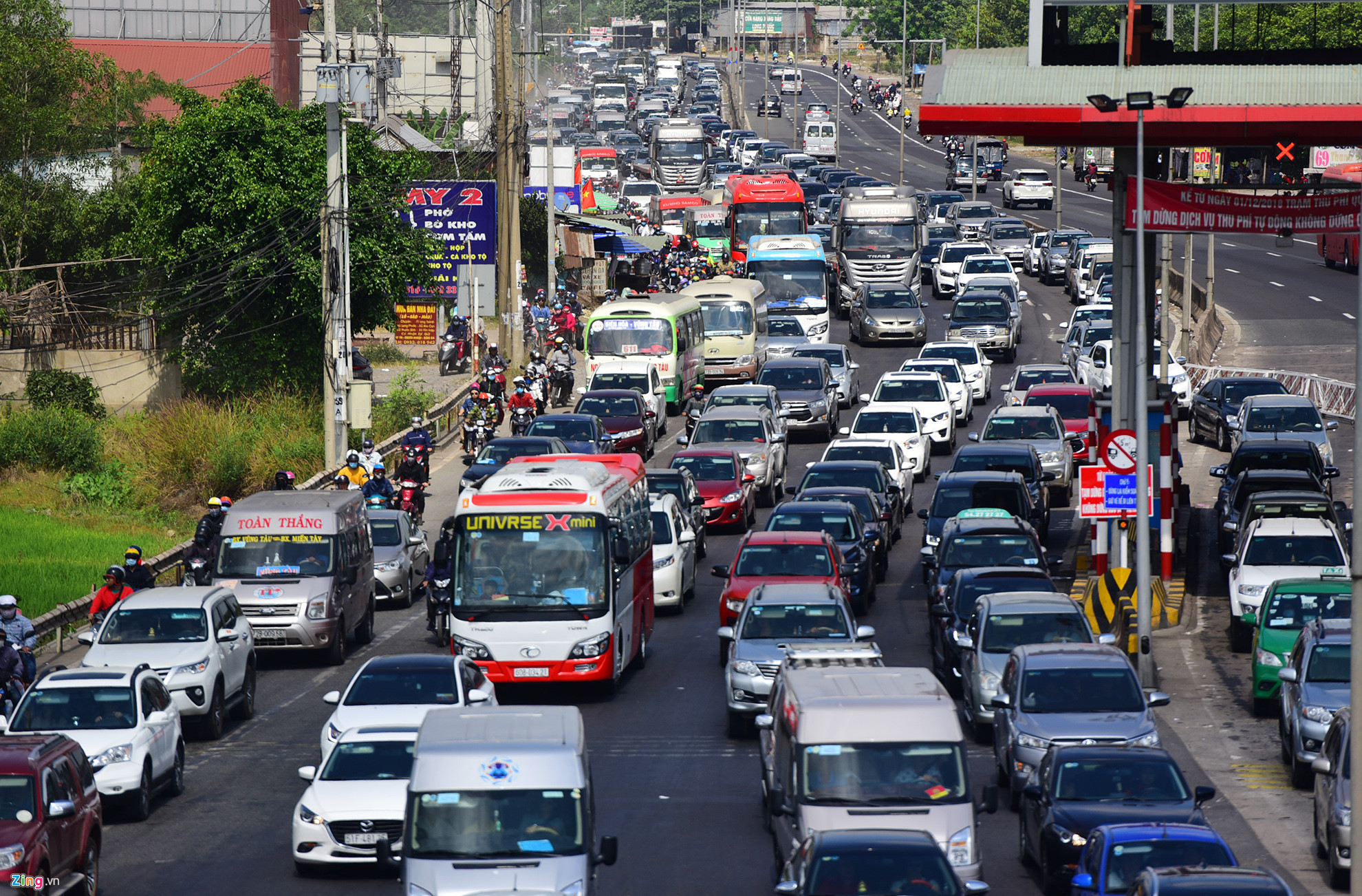 Người dân đổ xô đi Vũng Tàu tắm biển đầu năm, quốc lộ kẹt cứng