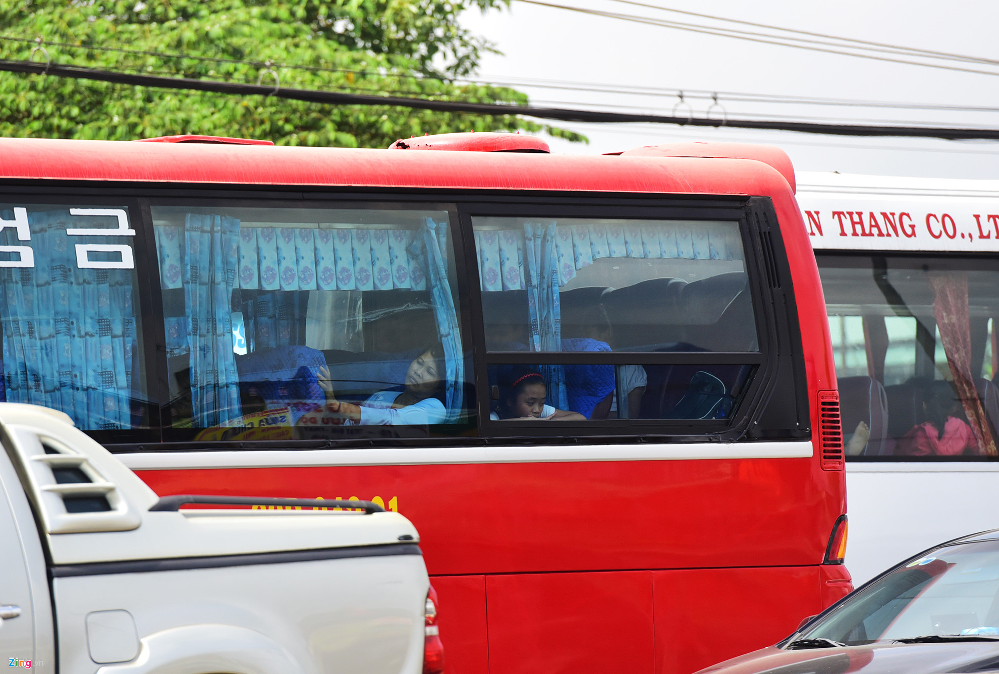 Người dân đổ xô đi Vũng Tàu tắm biển đầu năm, quốc lộ kẹt cứng