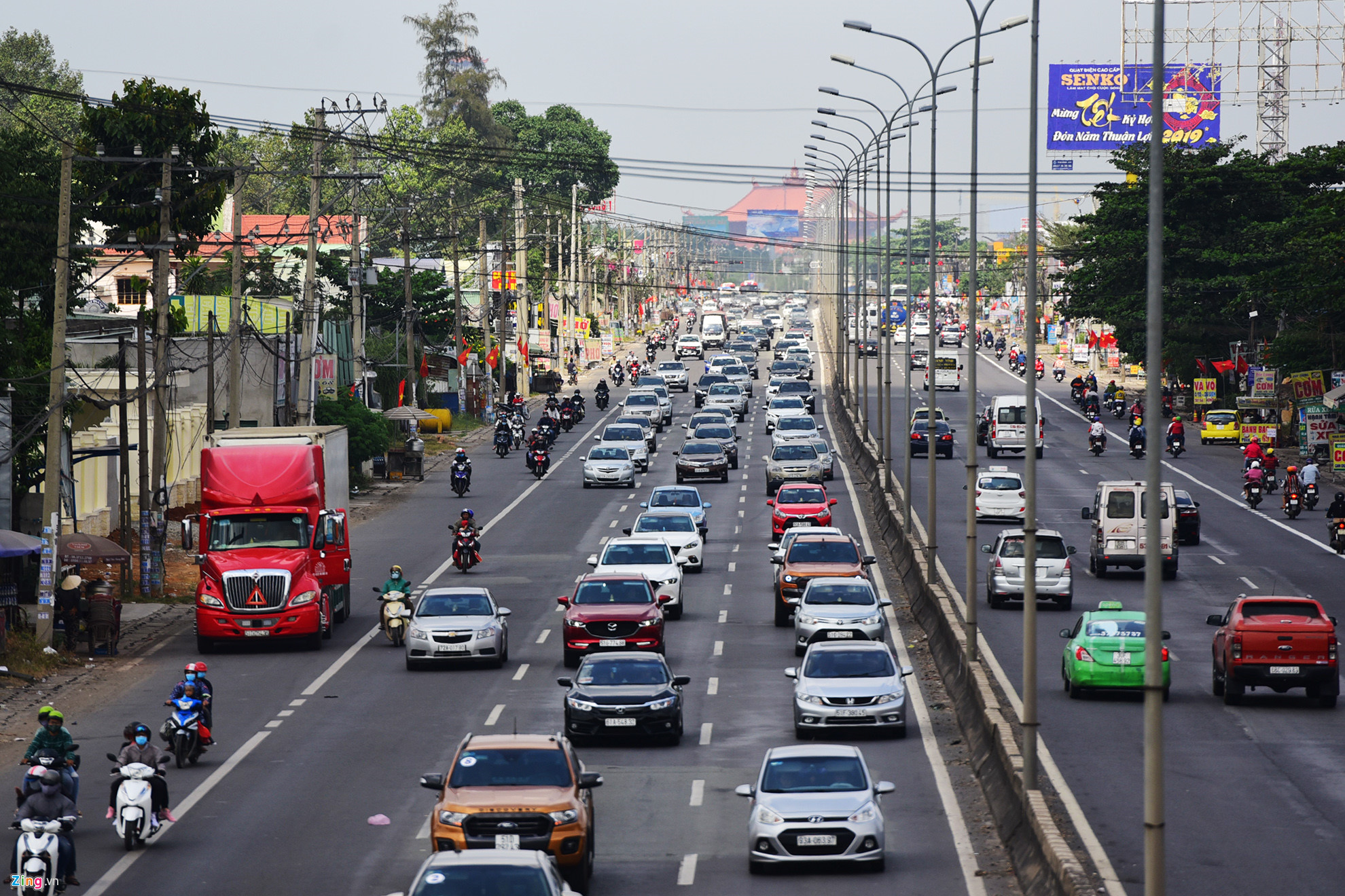 Người dân đổ xô đi Vũng Tàu tắm biển đầu năm, quốc lộ kẹt cứng