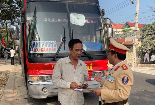 Xe khách chạy tuyến Thanh Hóa-Hải Phòng 38 chỗ nhồi nhét tới 54 người