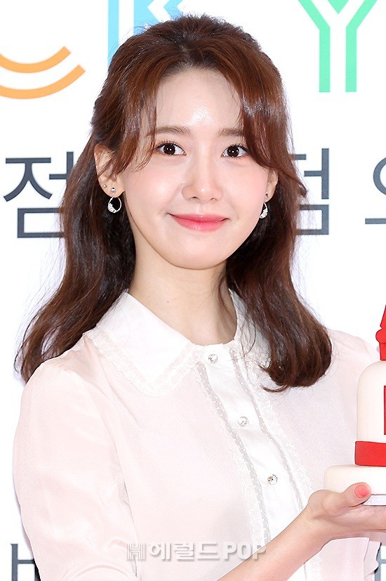 Lâu lắm mới lộ diện, nữ thần Yoona khoe đôi chân dài miên man nhưng lại bị soi loạt khuyết điểm kém xinh tại sự kiện