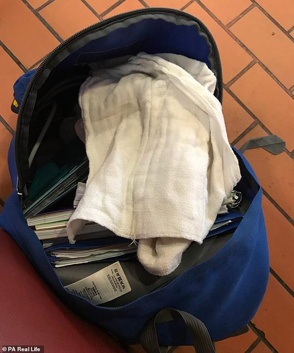 Thiếu nữ trẻ khiến các chàng trai chẳng dám yêu vì cứ động vào người là chảy nước