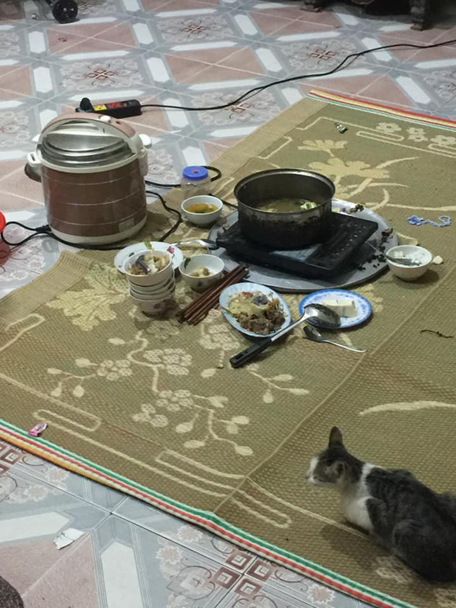Dỗ con ngủ cho cả nhà ăn lẩu, dâu trẻ tái mặt khi đi ra thấy mâm bát chỏng chơ không một bóng người
