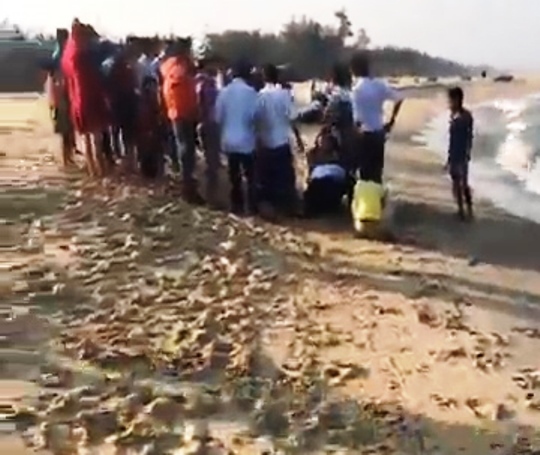 4 học sinh bị sóng biển nhấn chìm: Tuyệt vọng ấn ngực cứu người