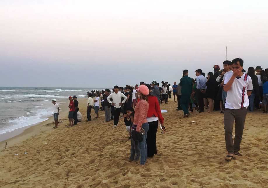 4 học sinh bị sóng biển nhấn chìm: Tuyệt vọng ấn ngực cứu người