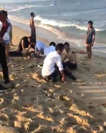 4 học sinh bị sóng biển nhấn chìm: Tuyệt vọng ấn ngực cứu người