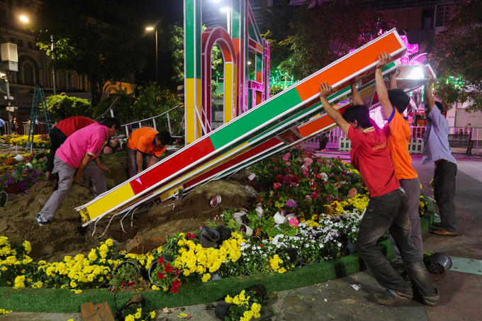 500 người dọn dẹp đường hoa Nguyễn Huệ trong đêm