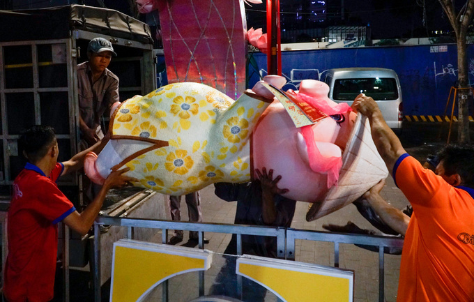 500 người dọn dẹp đường hoa Nguyễn Huệ trong đêm