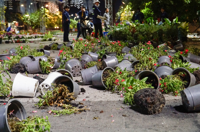 500 người dọn dẹp đường hoa Nguyễn Huệ trong đêm