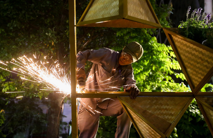 500 người dọn dẹp đường hoa Nguyễn Huệ trong đêm