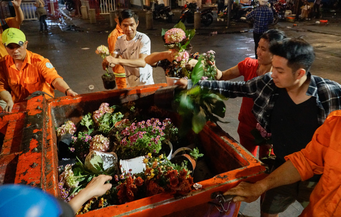 500 người dọn dẹp đường hoa Nguyễn Huệ trong đêm