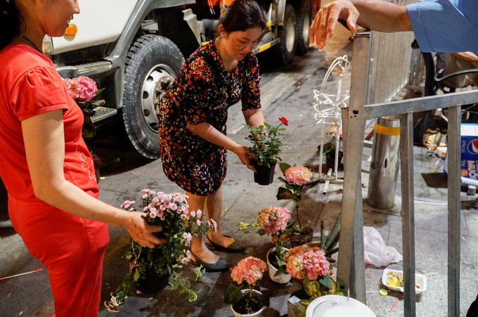 500 người dọn dẹp đường hoa Nguyễn Huệ trong đêm