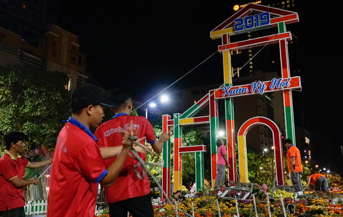 500 người dọn dẹp đường hoa Nguyễn Huệ trong đêm