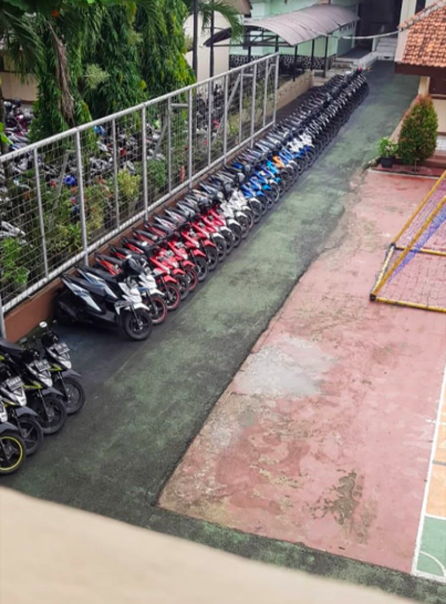 Bảo vệ trường nhà người ta: Ngày nào cũng xếp xe của học sinh theo hãng, màu sắc một cách ngăn nắp đáng kinh ngạc