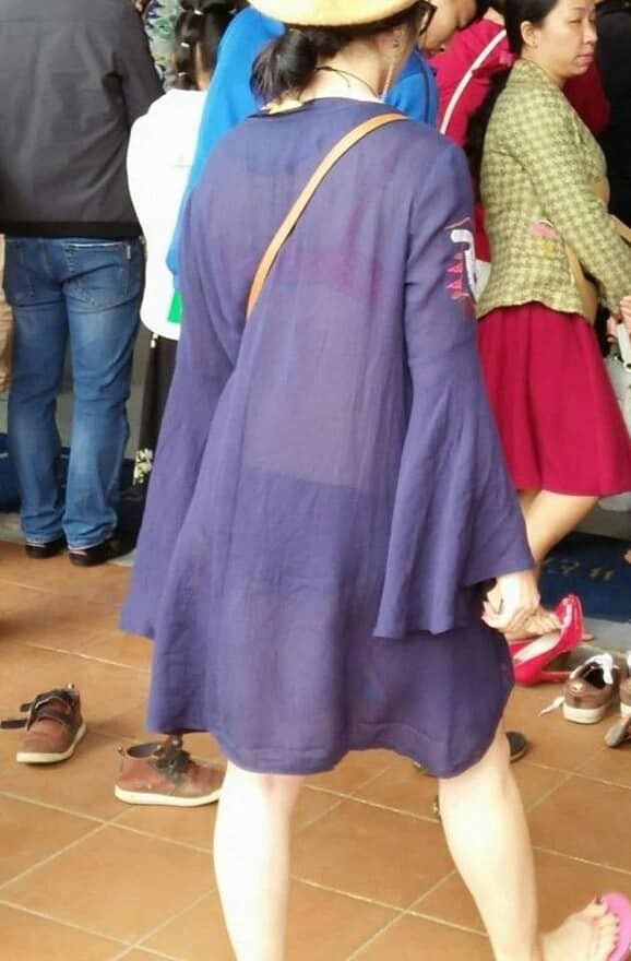 Cô gái diện đồ không thể ngắn hơn đi lễ chùa khiến nhiều người hoang mang: Mình đi nhầm?