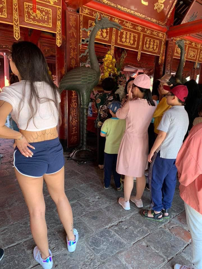 Cô gái diện đồ không thể ngắn hơn đi lễ chùa khiến nhiều người hoang mang: Mình đi nhầm?