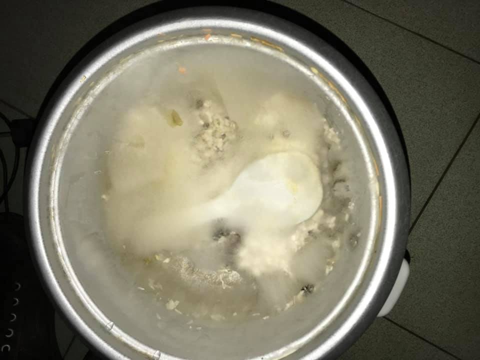 Quay lại phòng trọ sau Tết, dân tình khóc thét vì bỏ quên nồi cơm điện lên mốc meo