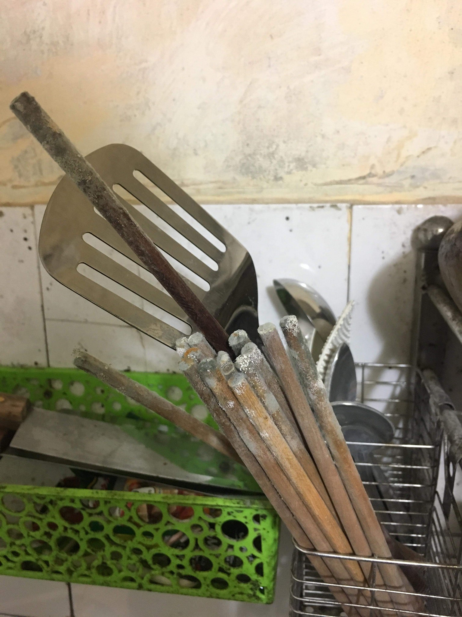 Quay lại phòng trọ sau Tết, dân tình khóc thét vì bỏ quên nồi cơm điện lên mốc meo