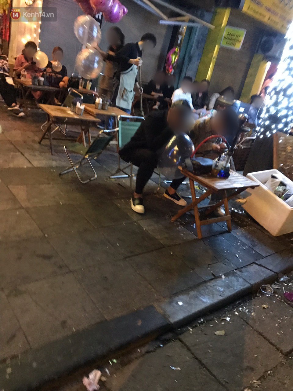 Clip: Giật mình bóng cười tràn ra vỉa hè phố lớn Hà Nội những ngày đầu năm Tết Kỷ Hợi 2019