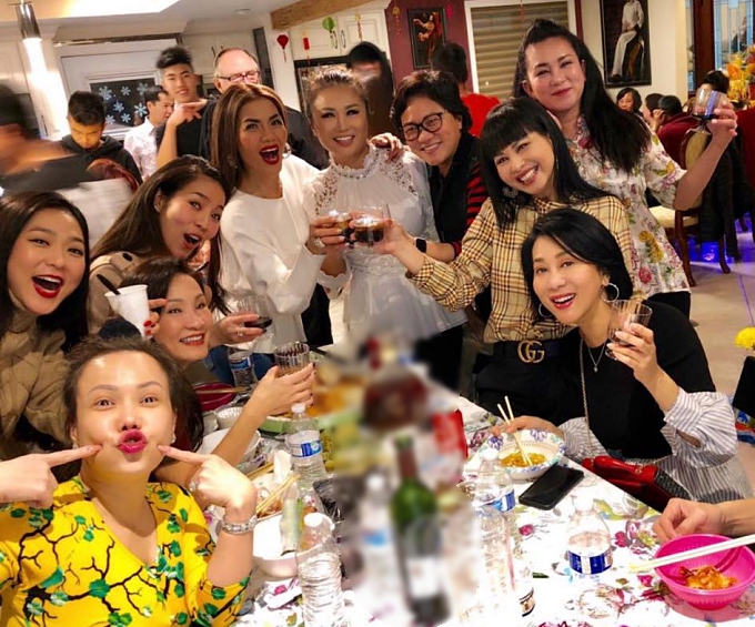 Sao Việt ở hải ngoại đón Tết: người chạy show, người chăm con bị sốt