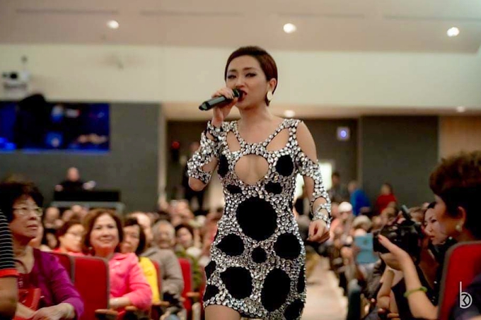 Sao Việt ở hải ngoại đón Tết: người chạy show, người chăm con bị sốt