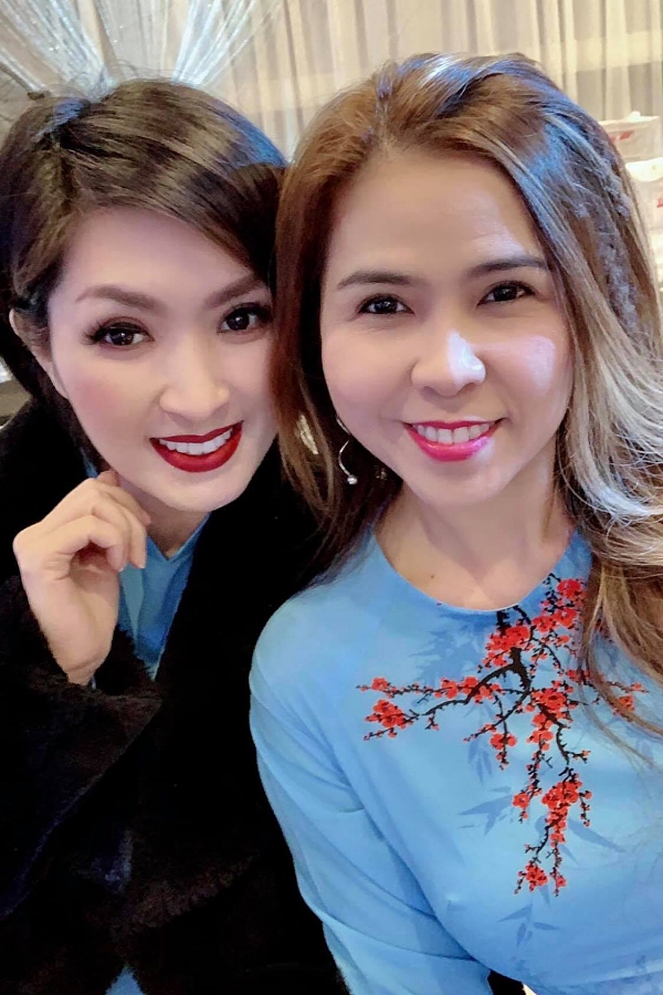 Sao Việt ở hải ngoại đón Tết: người chạy show, người chăm con bị sốt