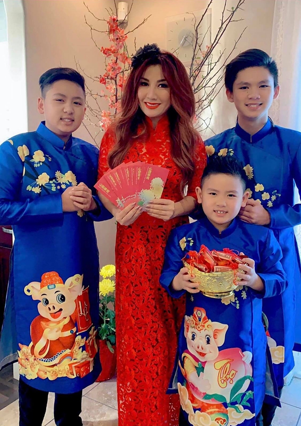 Sao Việt ở hải ngoại đón Tết: người chạy show, người chăm con bị sốt