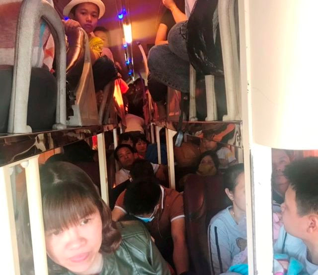 Ôtô 40 chỗ nhồi 62 khách ngày Tết