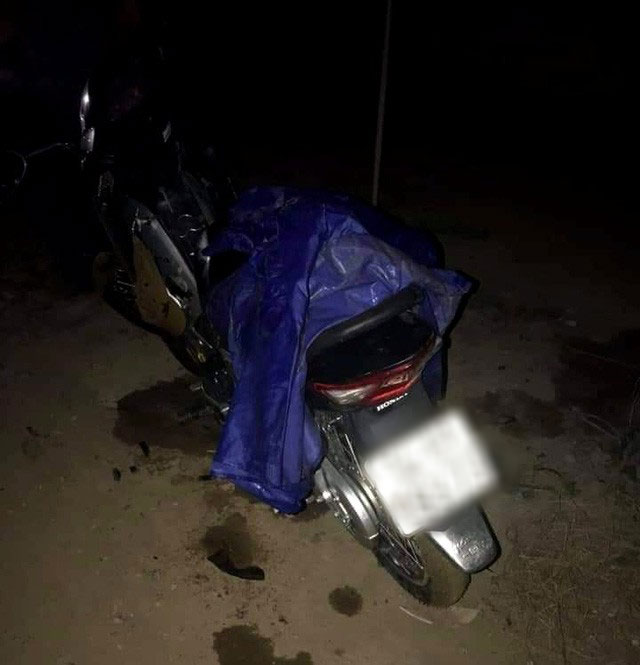 Để lại xe máy, nam thanh niên trèo lên mái đò nhảy xuống sông tự tử