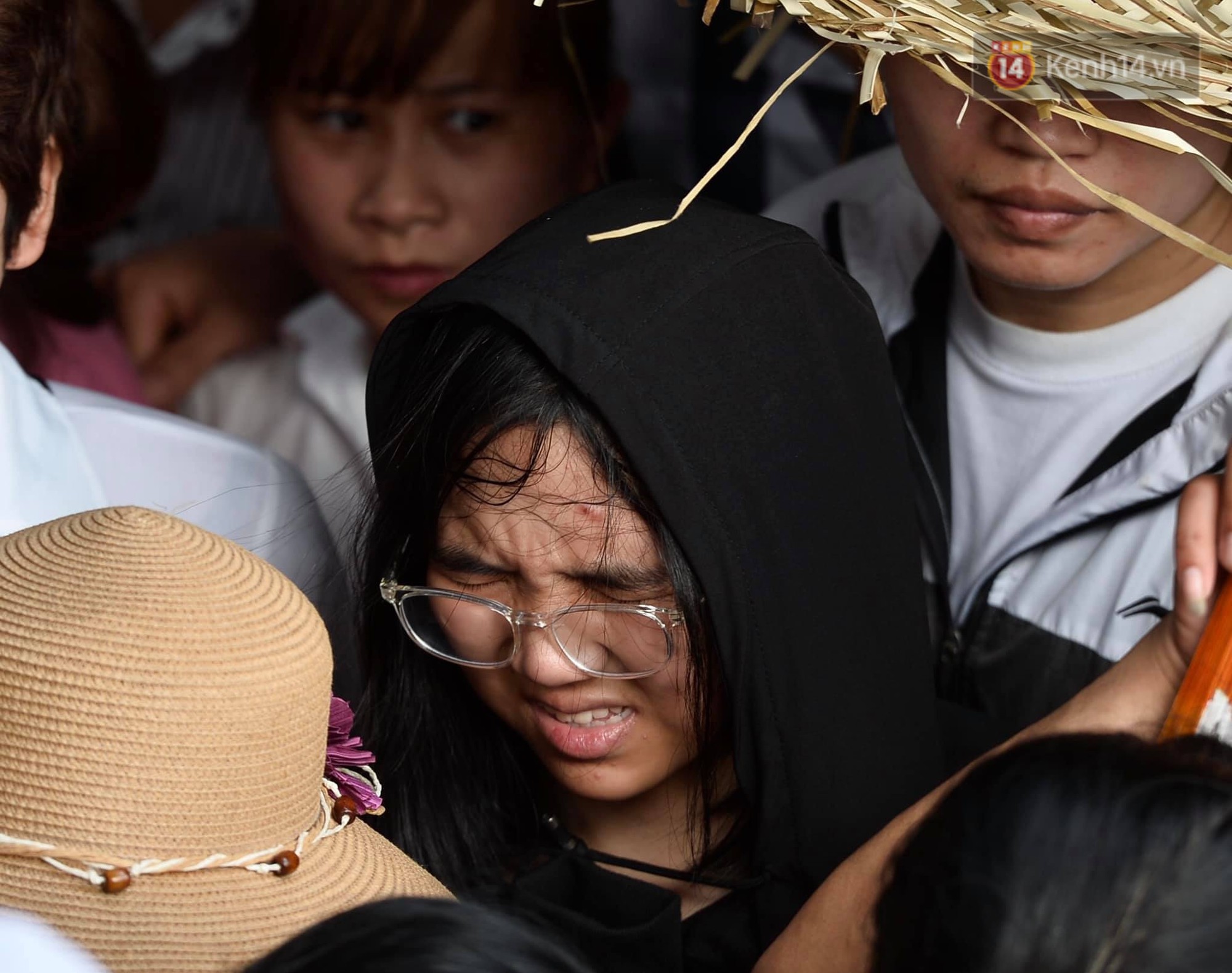 Ảnh: Mệt mỏi vì chen lấn giữa hàng vạn người dù chưa khai hội chùa Hương, nhiều em nhỏ ngủ gục trên vai mẹ