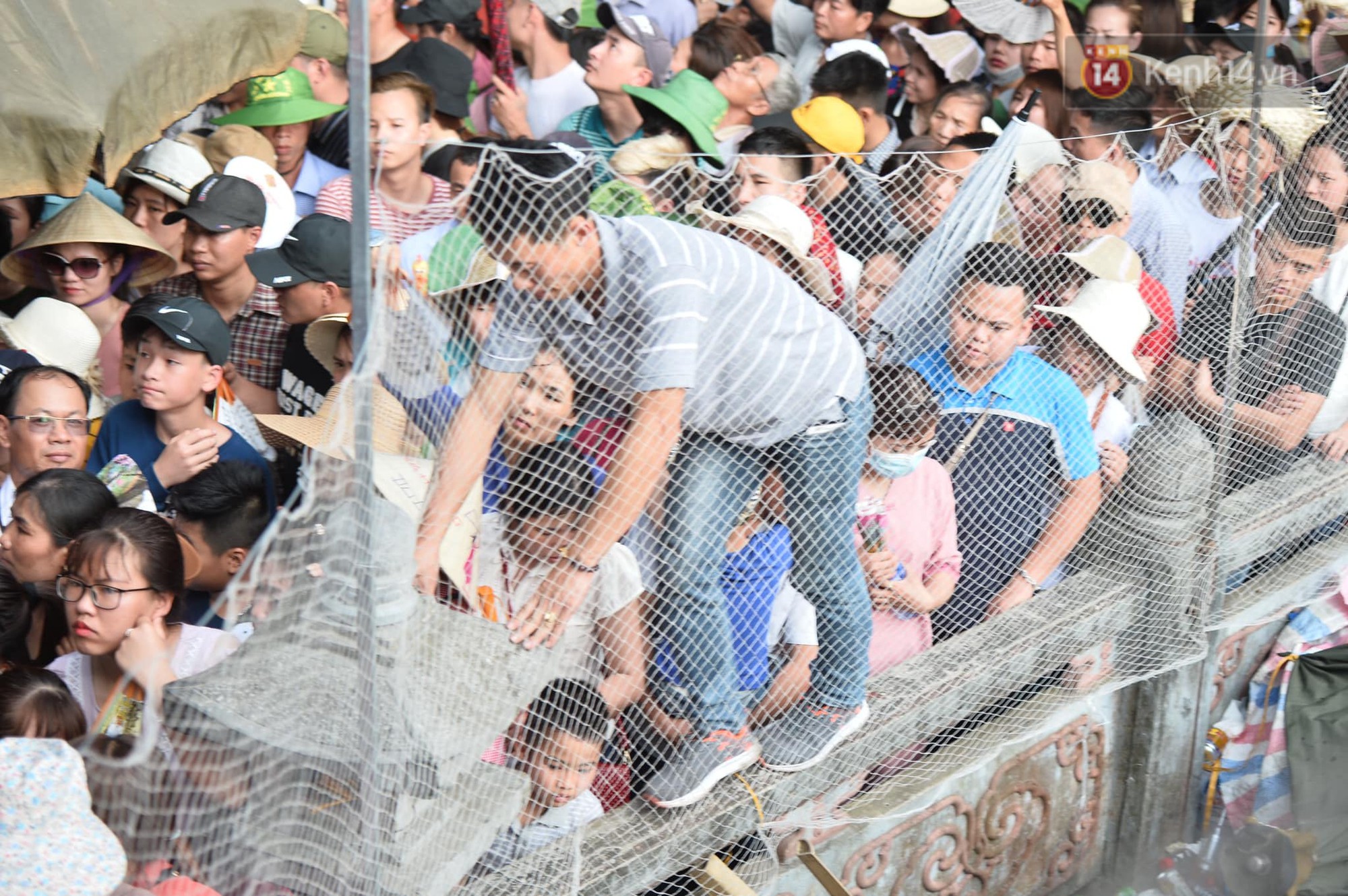 Ảnh: Mệt mỏi vì chen lấn giữa hàng vạn người dù chưa khai hội chùa Hương, nhiều em nhỏ ngủ gục trên vai mẹ