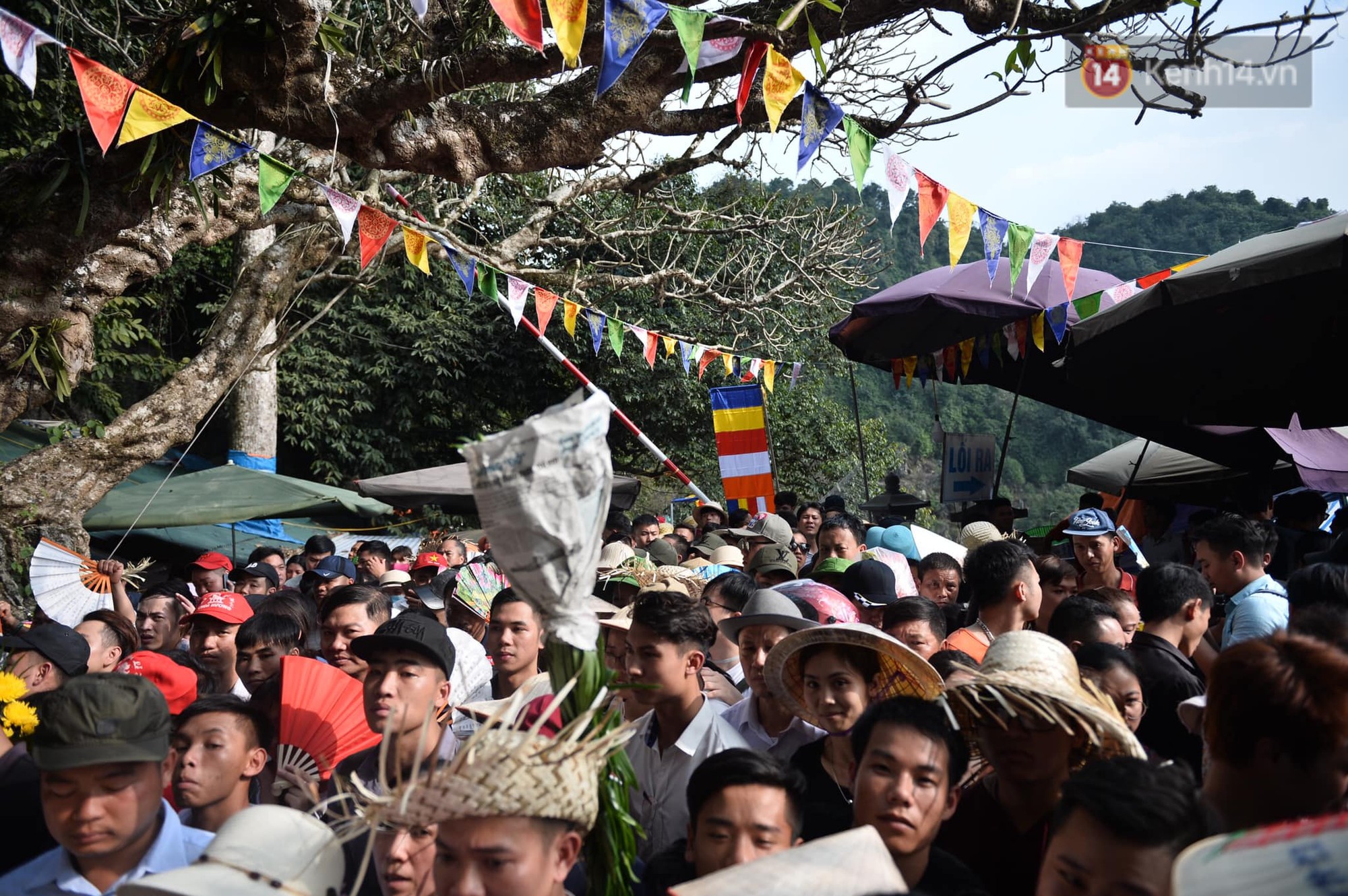 Ảnh: Mệt mỏi vì chen lấn giữa hàng vạn người dù chưa khai hội chùa Hương, nhiều em nhỏ ngủ gục trên vai mẹ