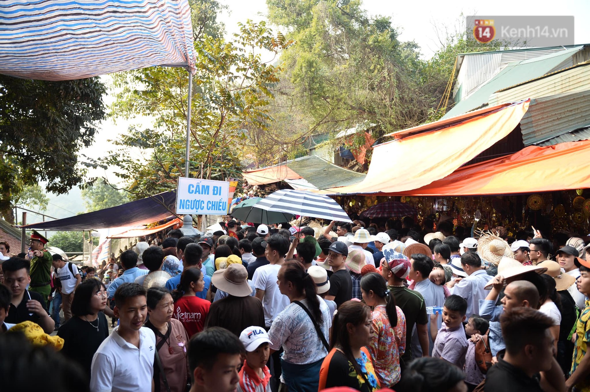 Ảnh: Mệt mỏi vì chen lấn giữa hàng vạn người dù chưa khai hội chùa Hương, nhiều em nhỏ ngủ gục trên vai mẹ