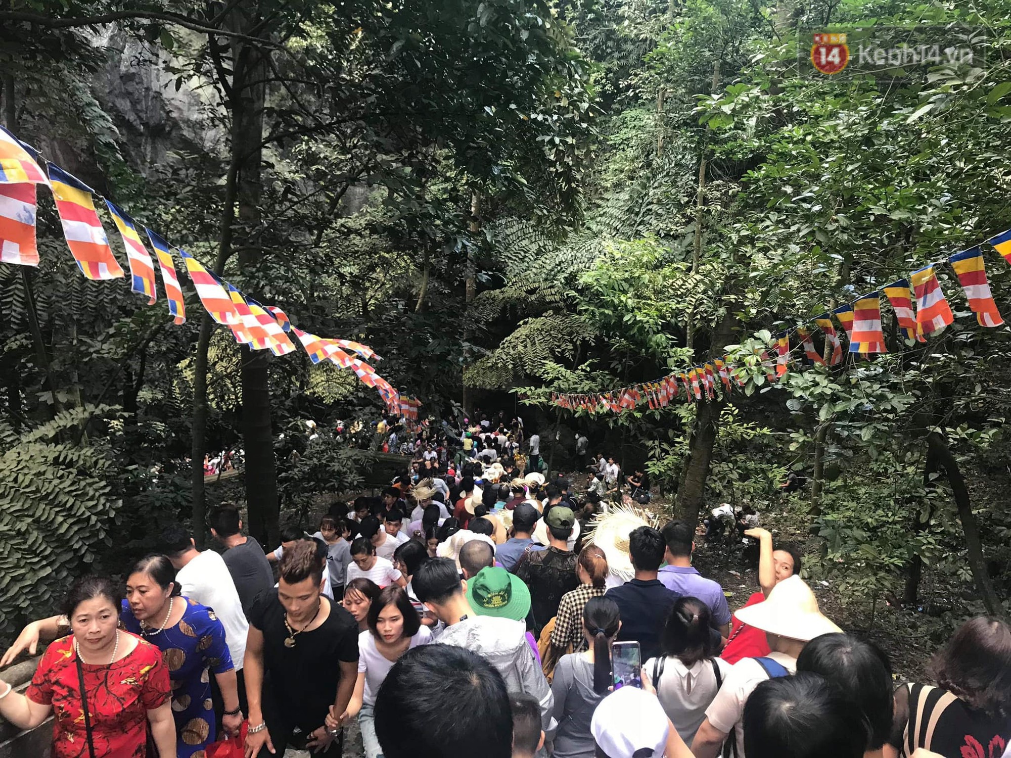 Ảnh: Mệt mỏi vì chen lấn giữa hàng vạn người dù chưa khai hội chùa Hương, nhiều em nhỏ ngủ gục trên vai mẹ