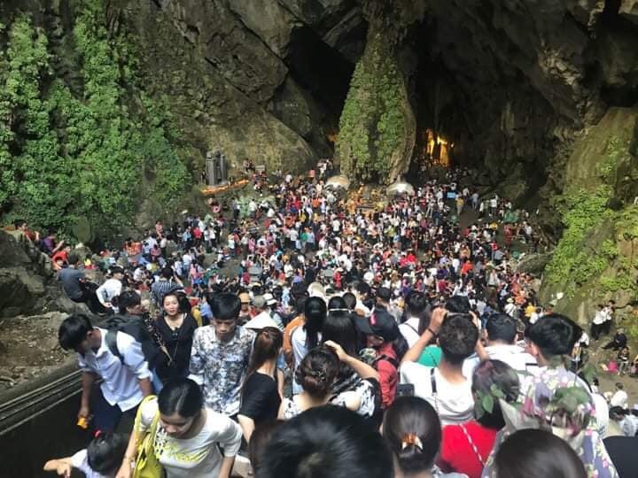 Ảnh: Mệt mỏi vì chen lấn giữa hàng vạn người dù chưa khai hội chùa Hương, nhiều em nhỏ ngủ gục trên vai mẹ