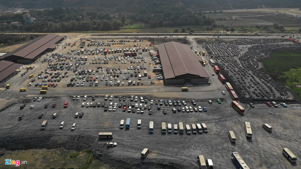 Dòng người đến ngôi chùa lớn nhất thế giới ở Hà Nam dù chưa xây xong