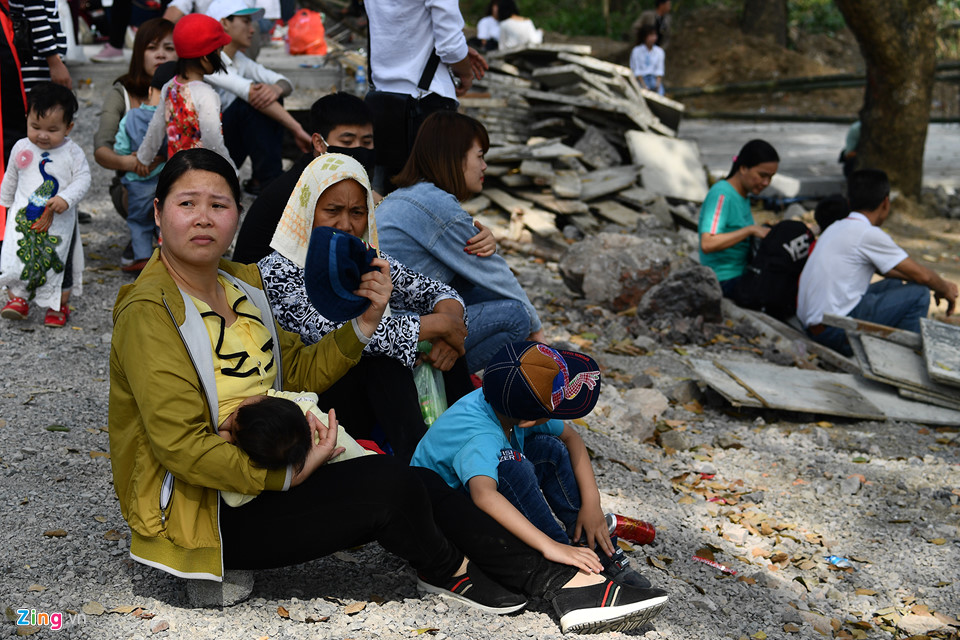 Dòng người đến ngôi chùa lớn nhất thế giới ở Hà Nam dù chưa xây xong