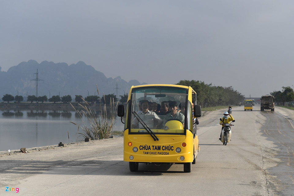 Dòng người đến ngôi chùa lớn nhất thế giới ở Hà Nam dù chưa xây xong