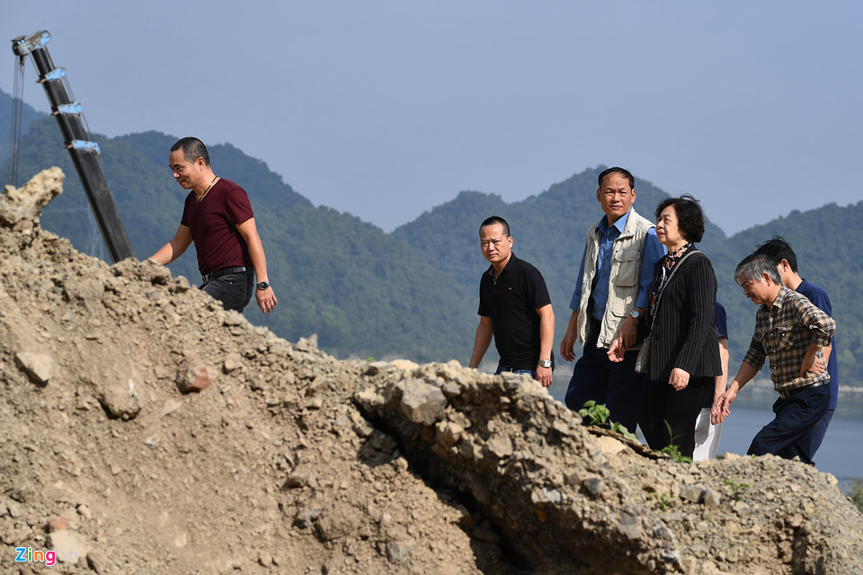 Dòng người đến ngôi chùa lớn nhất thế giới ở Hà Nam dù chưa xây xong