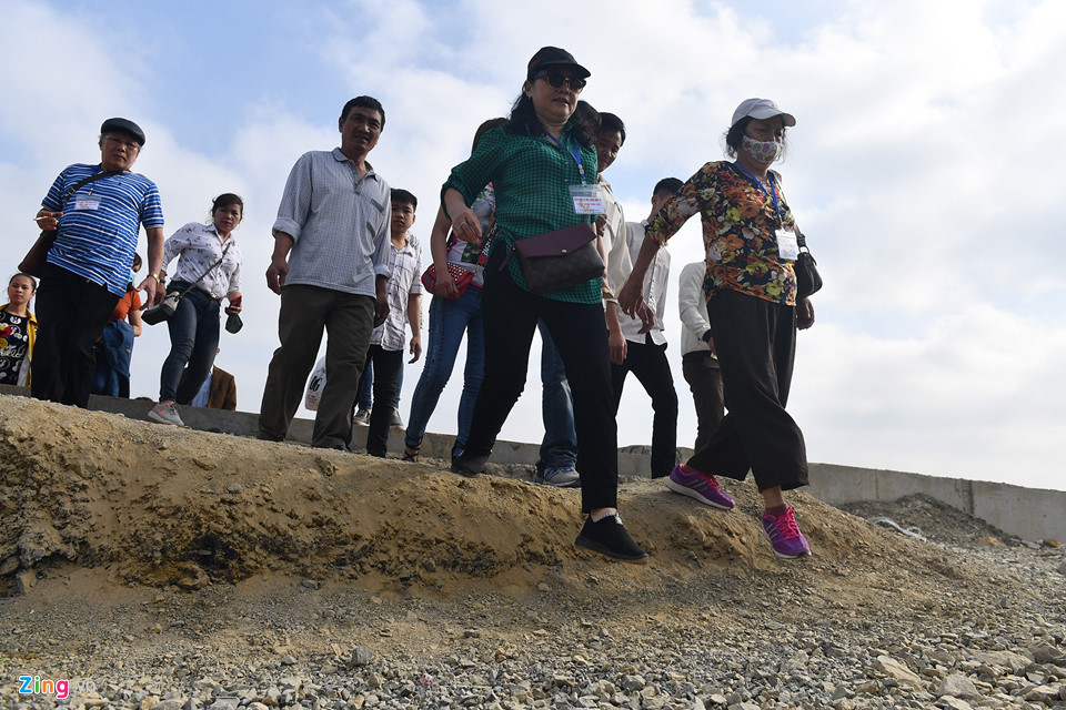 Dòng người đến ngôi chùa lớn nhất thế giới ở Hà Nam dù chưa xây xong