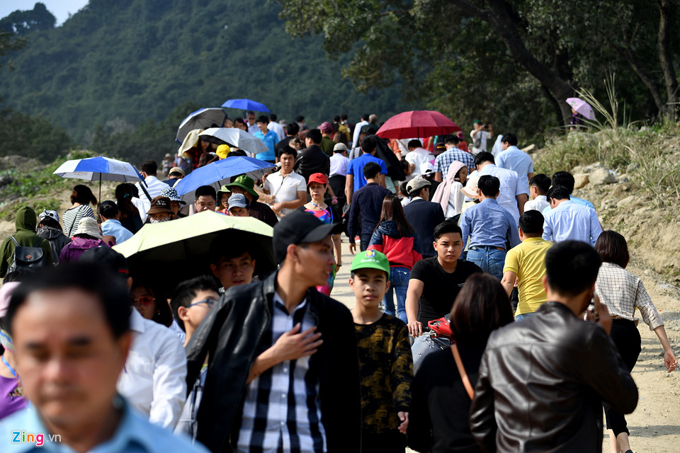 Dòng người đến ngôi chùa lớn nhất thế giới ở Hà Nam dù chưa xây xong